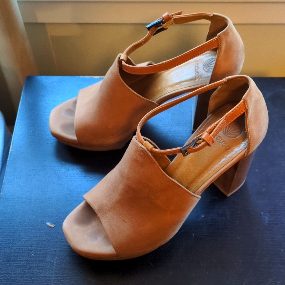 Coclico camel platform sandals size 5.5